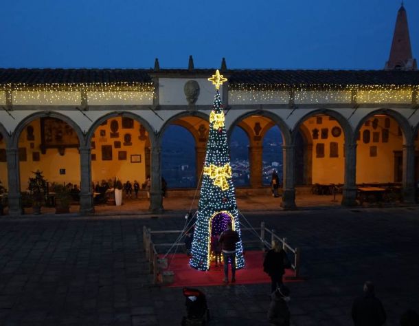albero di luci installazione a Perugia, Terni e centro italia 