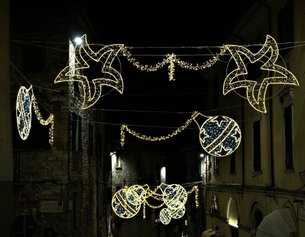 luci natalizie stelle e palline natalizie installazione a Perugia, Terni e centro italia 