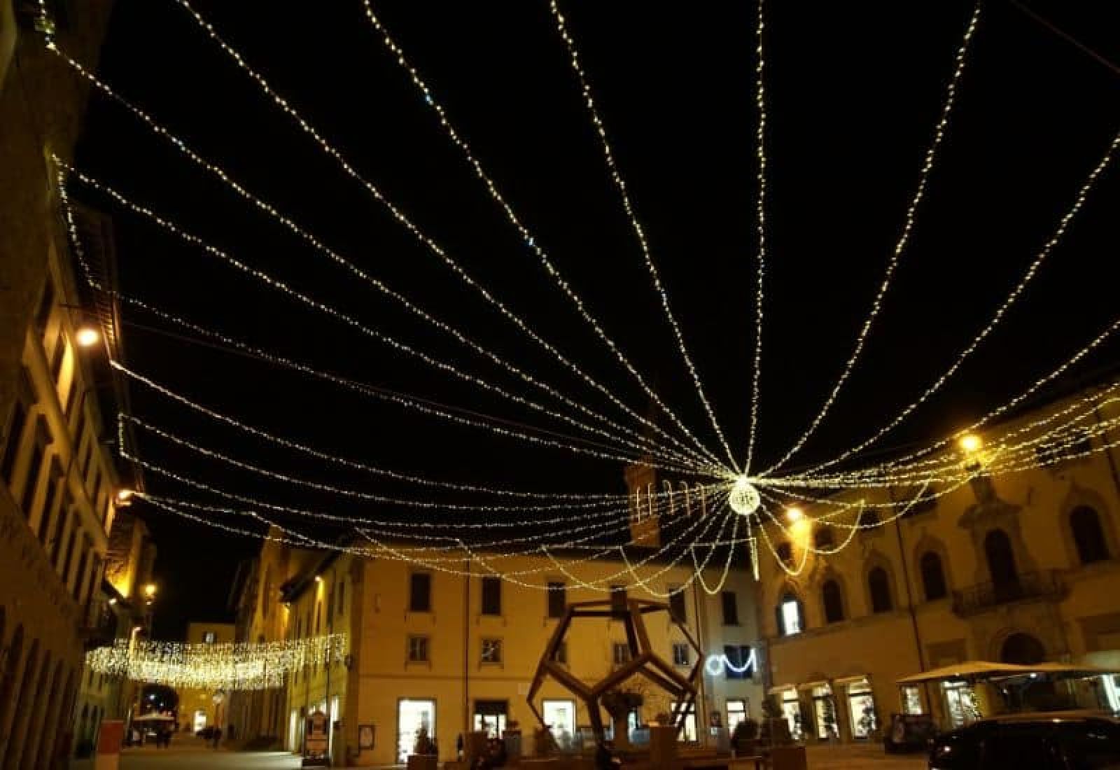 I nostri allestimenti luminosi per le città trasformano gli spazi urbani in scenari fiabeschi, con grandi cascate di luci a forma di stelle e palline in Umbria Toscana e Marche