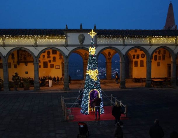 albero di luci installazione a Perugia, Terni e centro italia