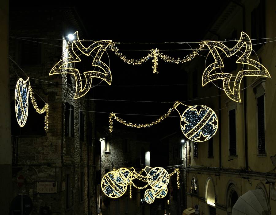 luci natalizie stelle e palline natalizie installazione a Perugia, Terni e centro italia